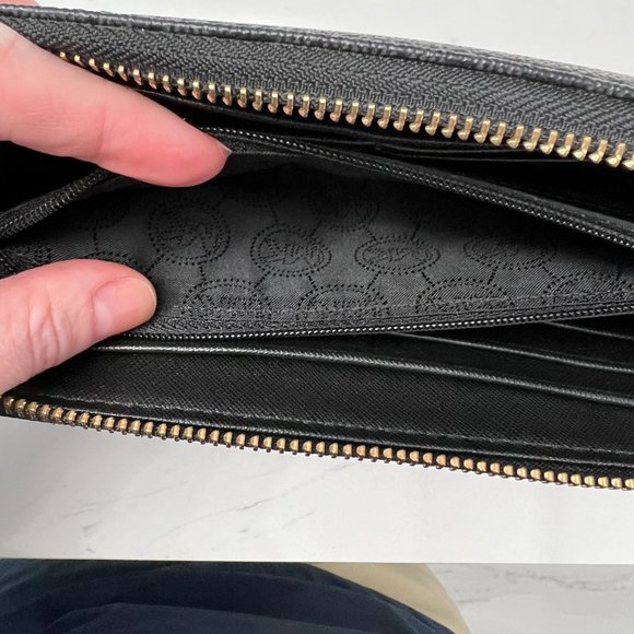 **SALE** Authentic Michael Kors large signature tote & wallet - Picture 9 of 12